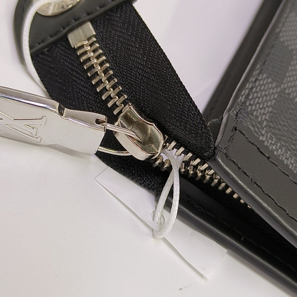 Pochette Voyag MM Damier Graphite Coated Canvas Gray