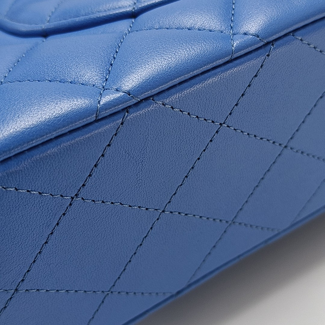 CLASSIC FLAP Medium Quilted Lambskin Blue