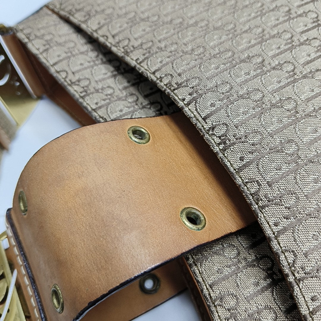Street Chic Oblique Canvas Brown