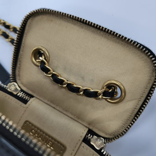 VANITY CASE Mini Quilted Lambskin Black