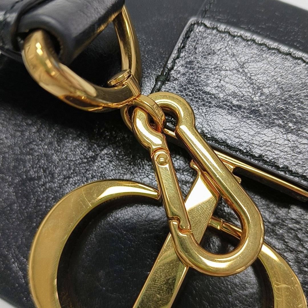 Authenticated pre-owned  30 Montaigne Calfskin Black - Shoulder Bag at Looply