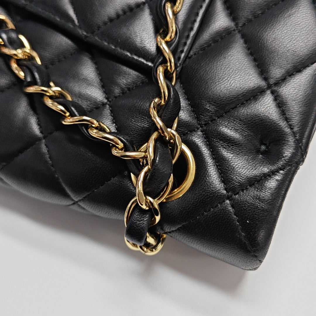 CLASSIC FLAP Medium Quilted Lambskin Black