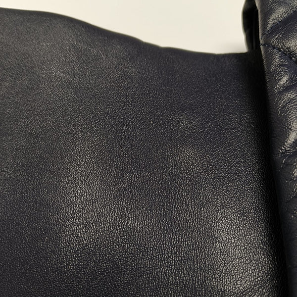 CHANEL 19 Grande de piel de cordero acolchada azul