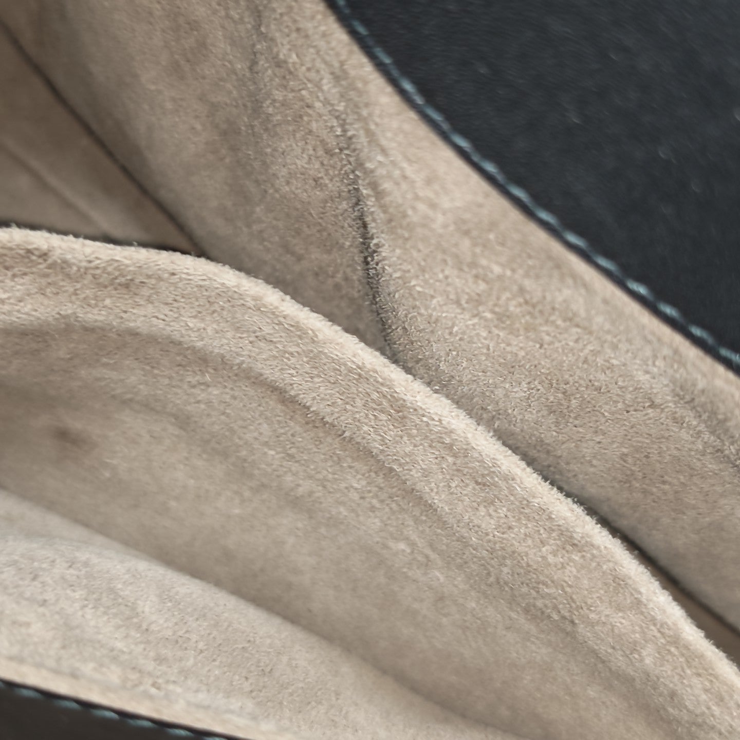 Piazza Medium Calfskin Black