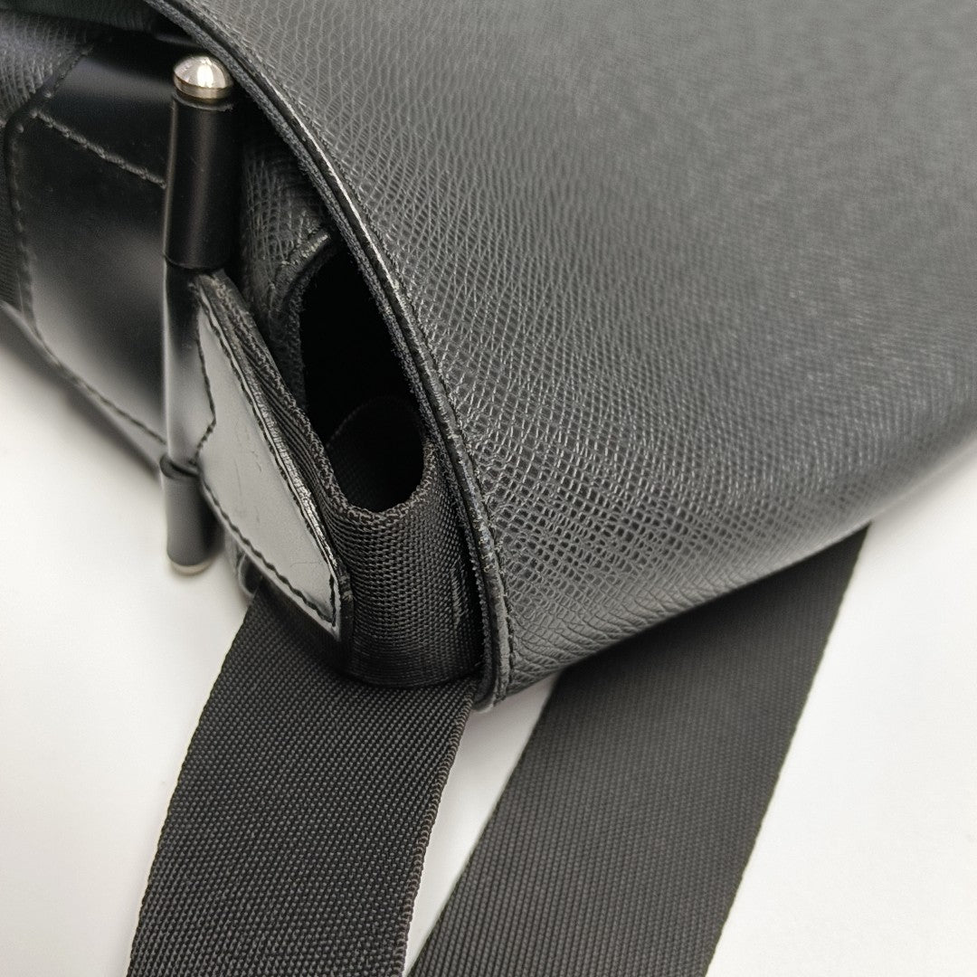 VIKTOR Calfskin Black