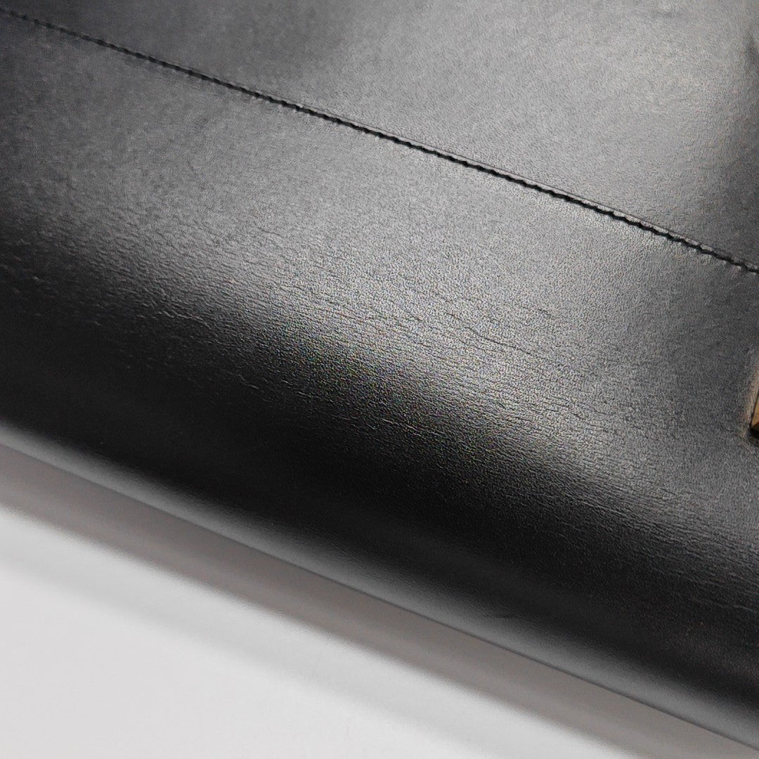 MANHATTAN Medium Calfskin Black