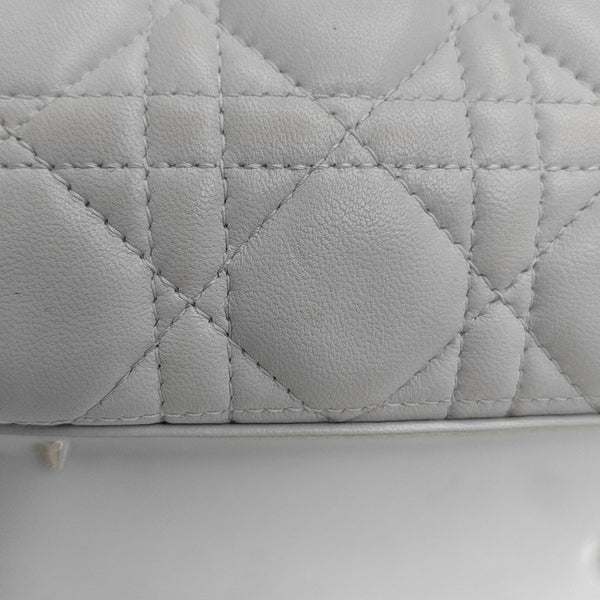 Bolso Lady Dior Mediano de Piel de Cordero Acolchada Gris