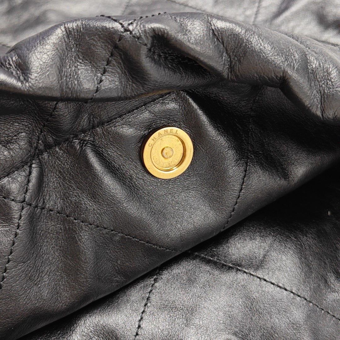 CHANEL 22 Large Quilted Calfskin Black