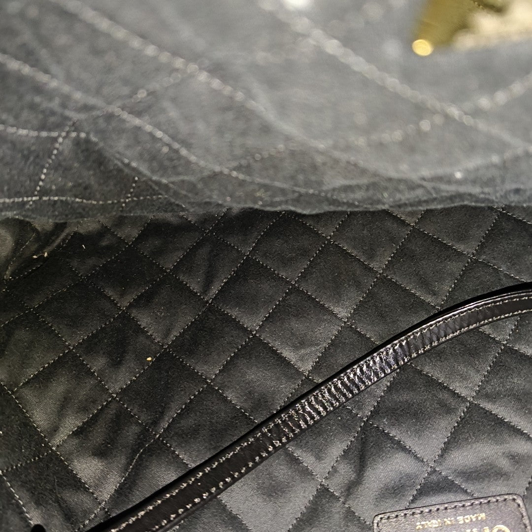 CHANEL 22 Medium Quilted Calfskin Black
