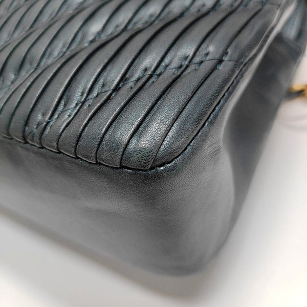 Authenticated pre-owned  CLASSIC FLAP Medium Chevron, Quilted Lambskin Blue - Crossbody Bag at Looply