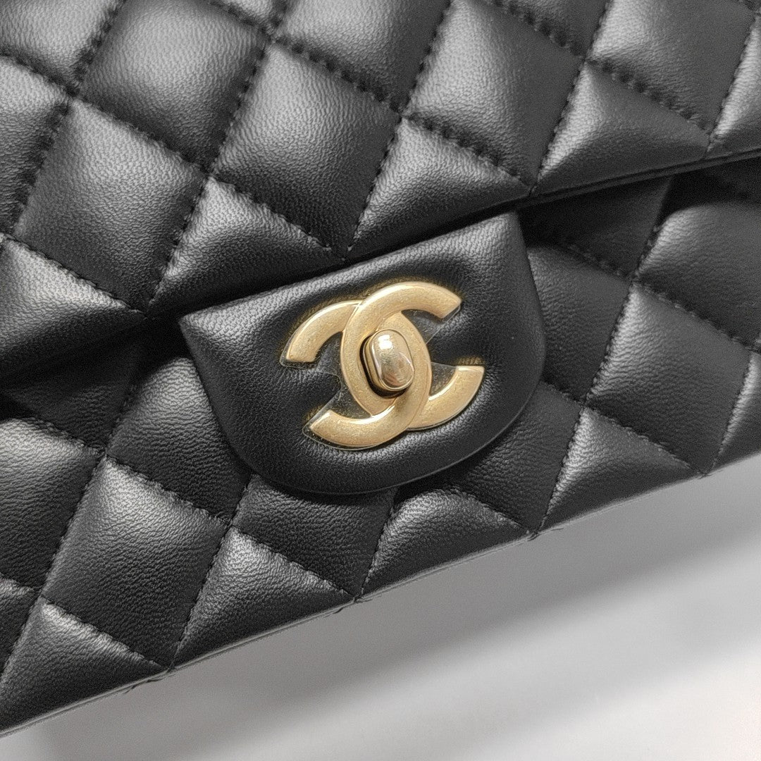 CLASSIC FLAP Mini Quilted Calfskin Black