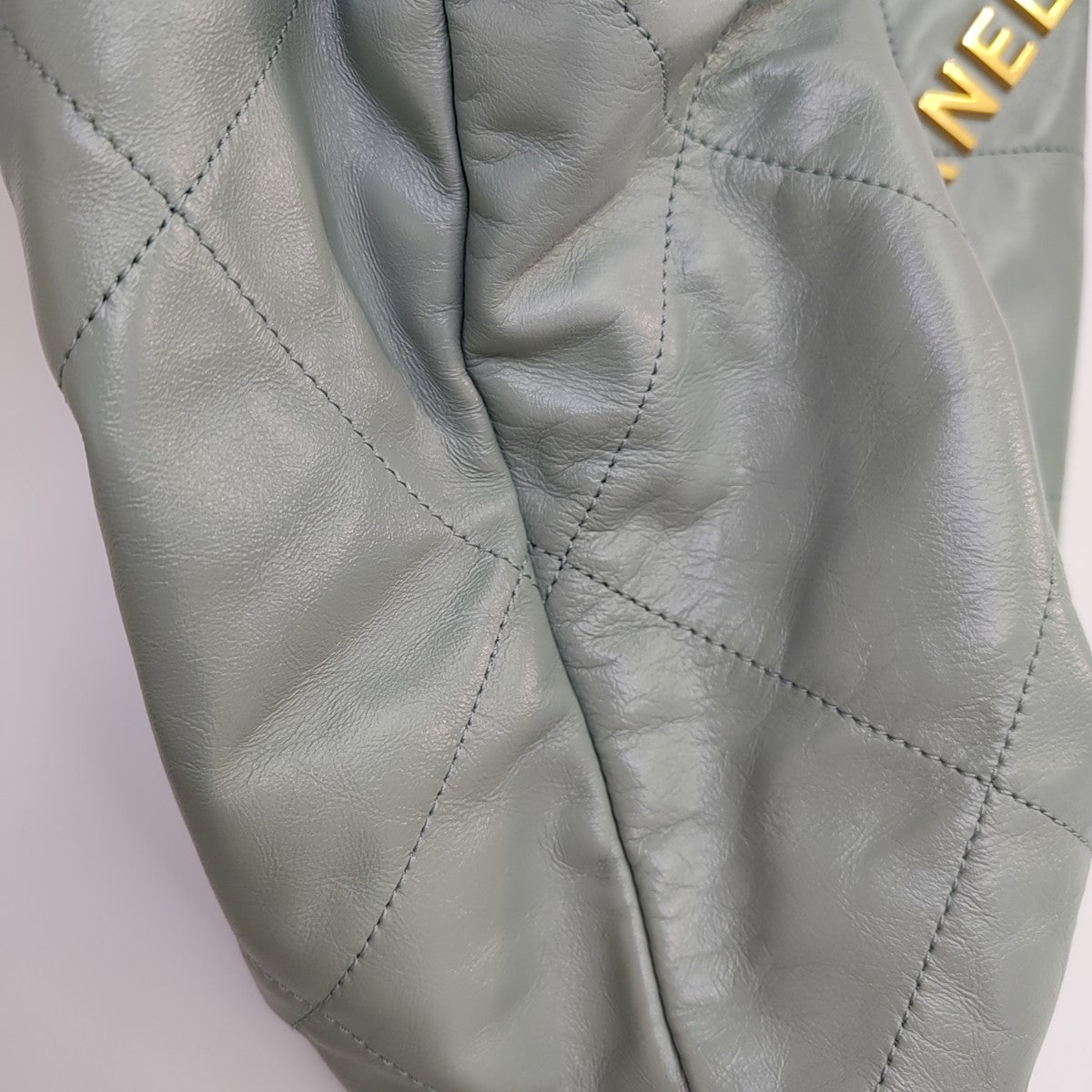 CHANEL 22 Medium Quilted Calfskin Green