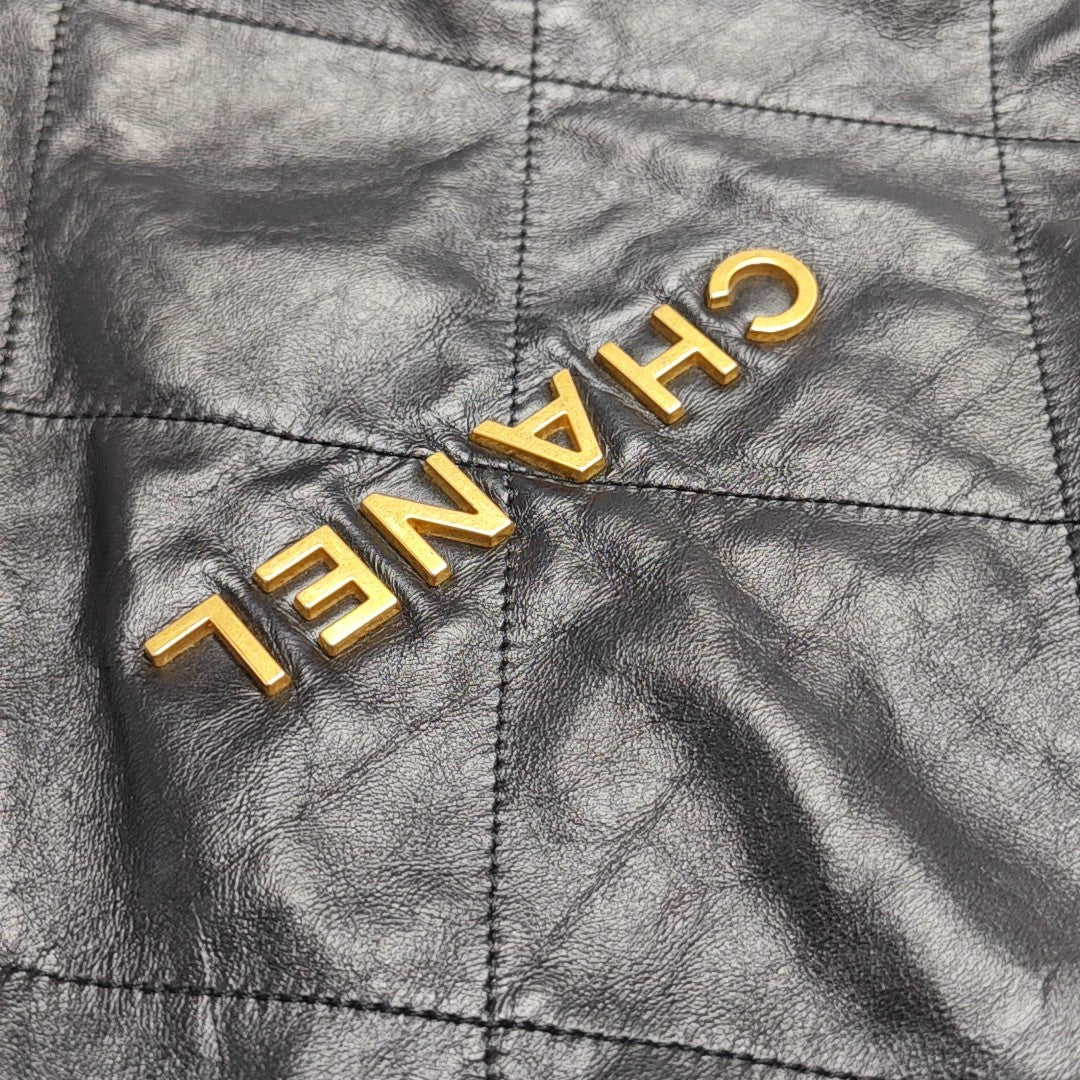 CHANEL 22 Medium Quilted Calfskin Black
