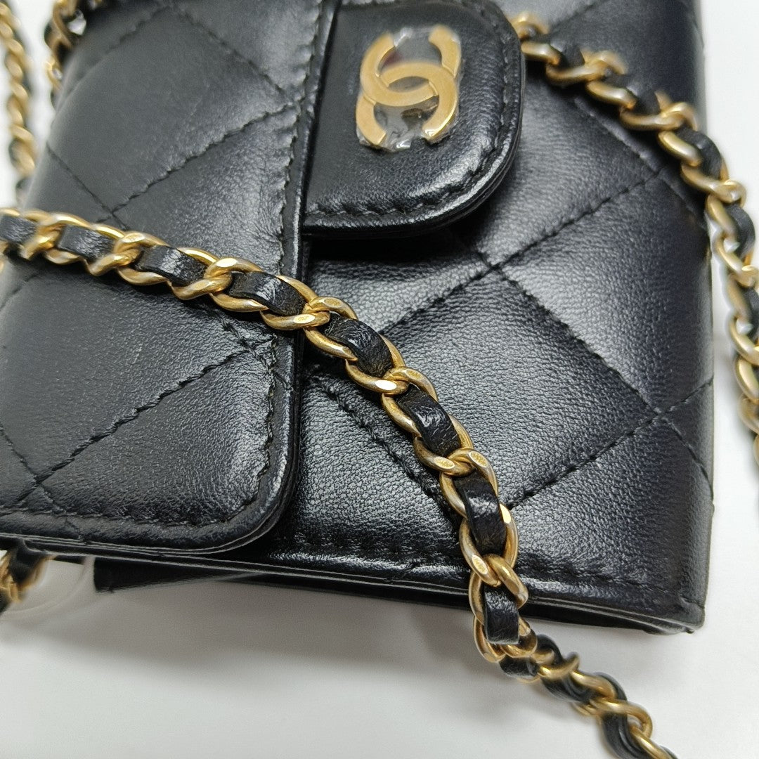 Authenticated pre-owned  CLASSIC FLAP Quilted Lambskin Black - Crossbody Bag at Looply