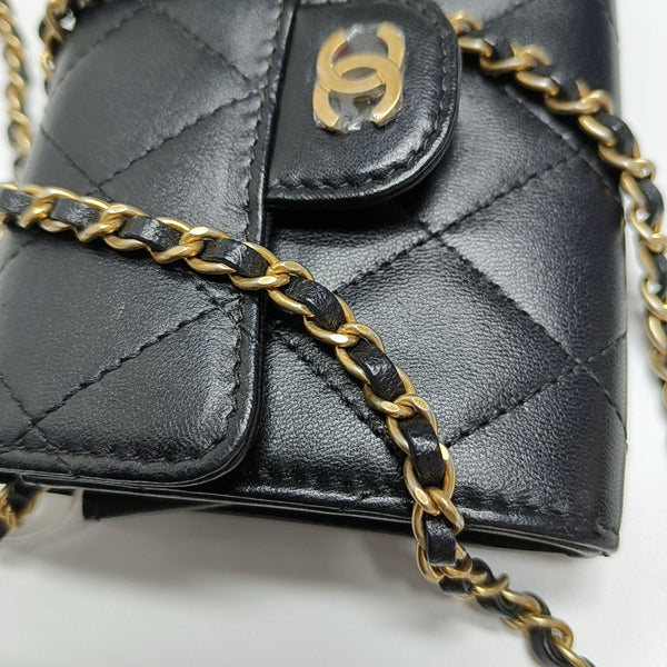 Authenticated pre-owned  CLASSIC FLAP Quilted Lambskin Black - Crossbody Bag at Looply