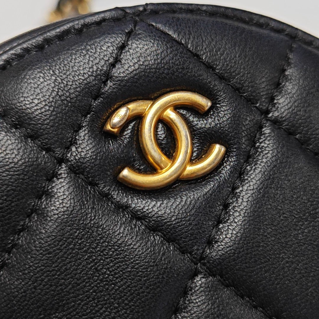 ROUND Quilted Lambskin Black