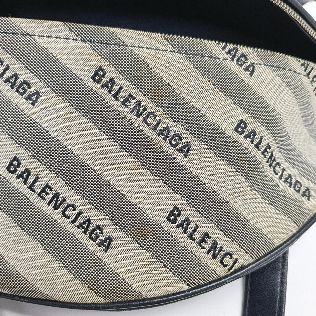 Souvenirs Canvas Gray