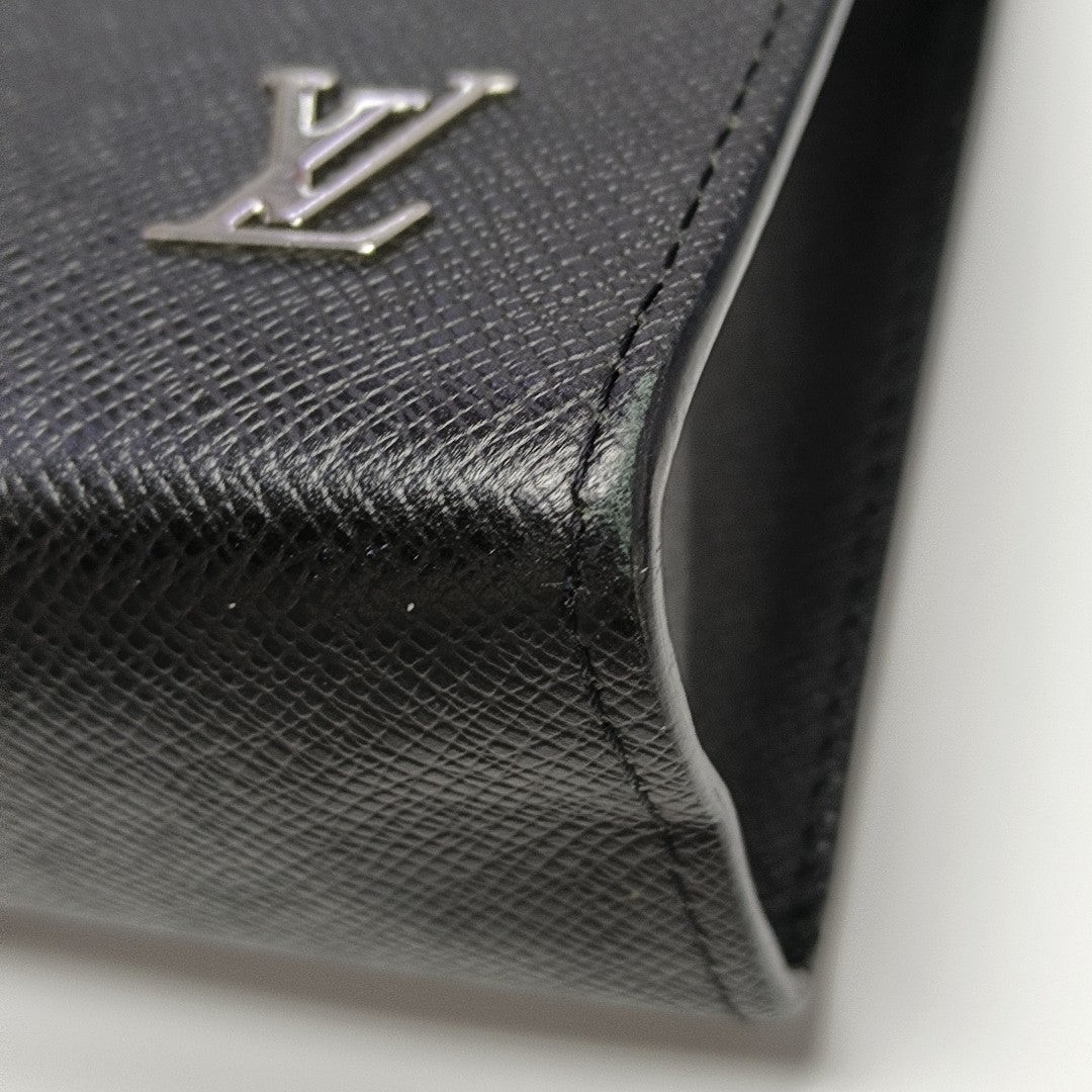 Pochette Voyag MM Calfskin Black