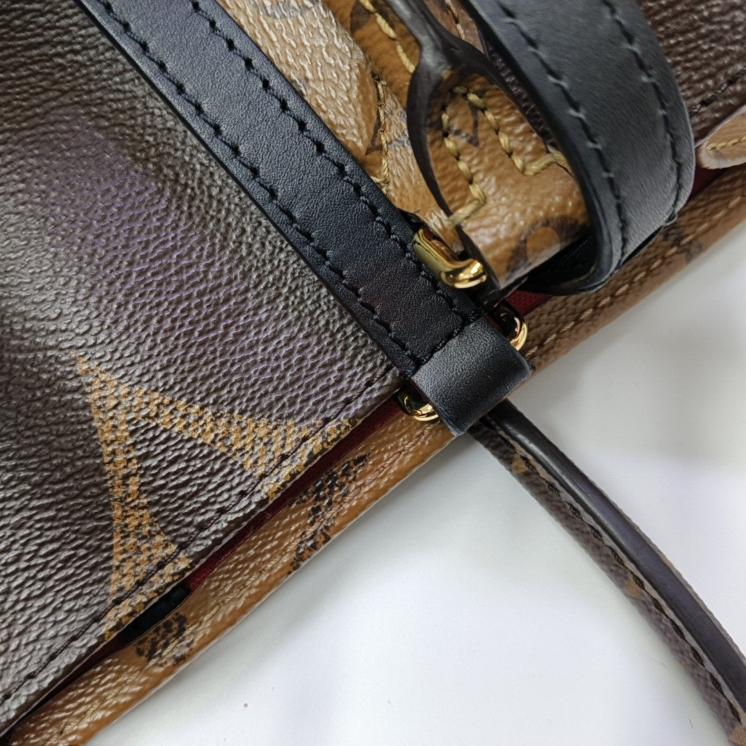 Onthego MM Lona revestida Monogram Marrón