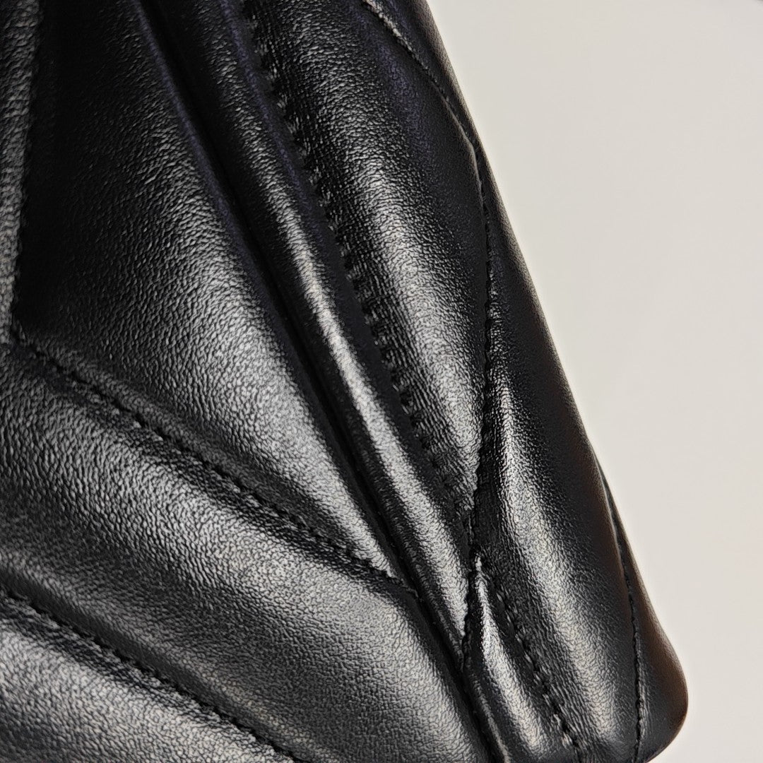 LOULOU Chevron de piel de becerro negra
