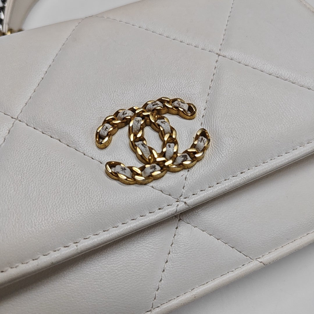 CHANEL 19 Piel de Cordero Acolchada Blanca