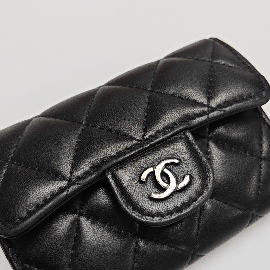 CLASSIC FLAP Quilted Lambskin Black Card Holder