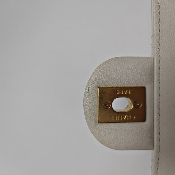 CLASSIC VERTICAL PEARL Quilted Lambskin White