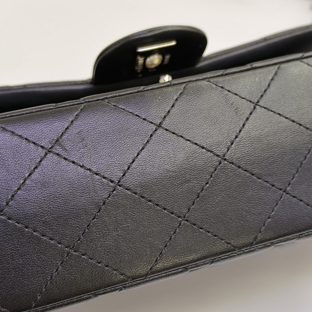 CLASSIC FLAP Medium Quilted Lambskin Black