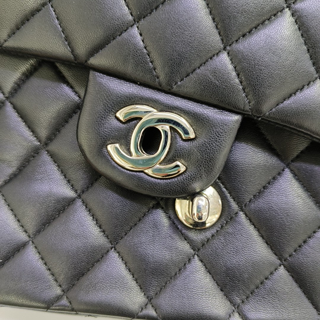 CLASSIC FLAP Medium Quilted Lambskin Black