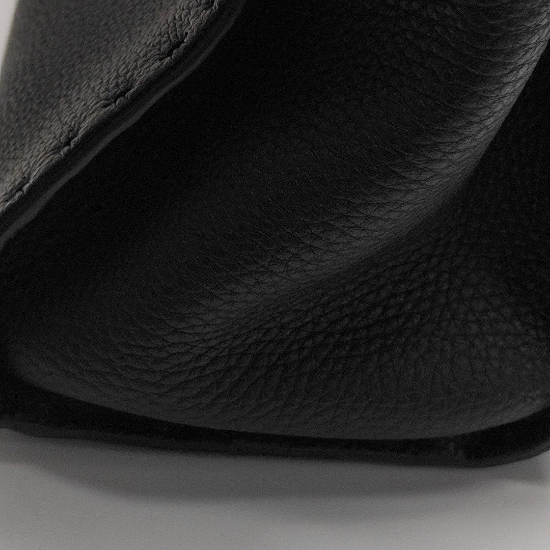 Peekaboo  Essential Medium Calfskin Black