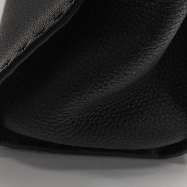 Peekaboo  Essential Medium Calfskin Black