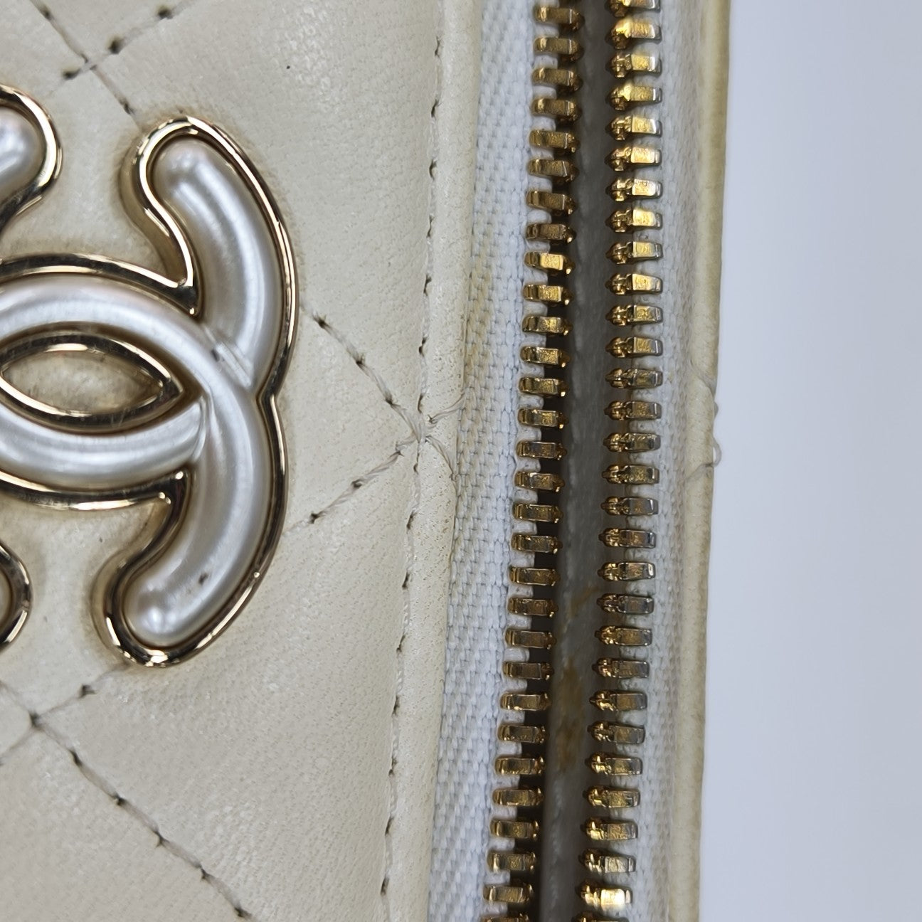 VANITY CASE Mini Quilted Lambskin White