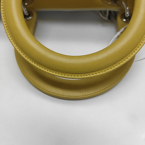 Bolso Lady Dior Mediano de Piel de Cordero Acolchada Gris