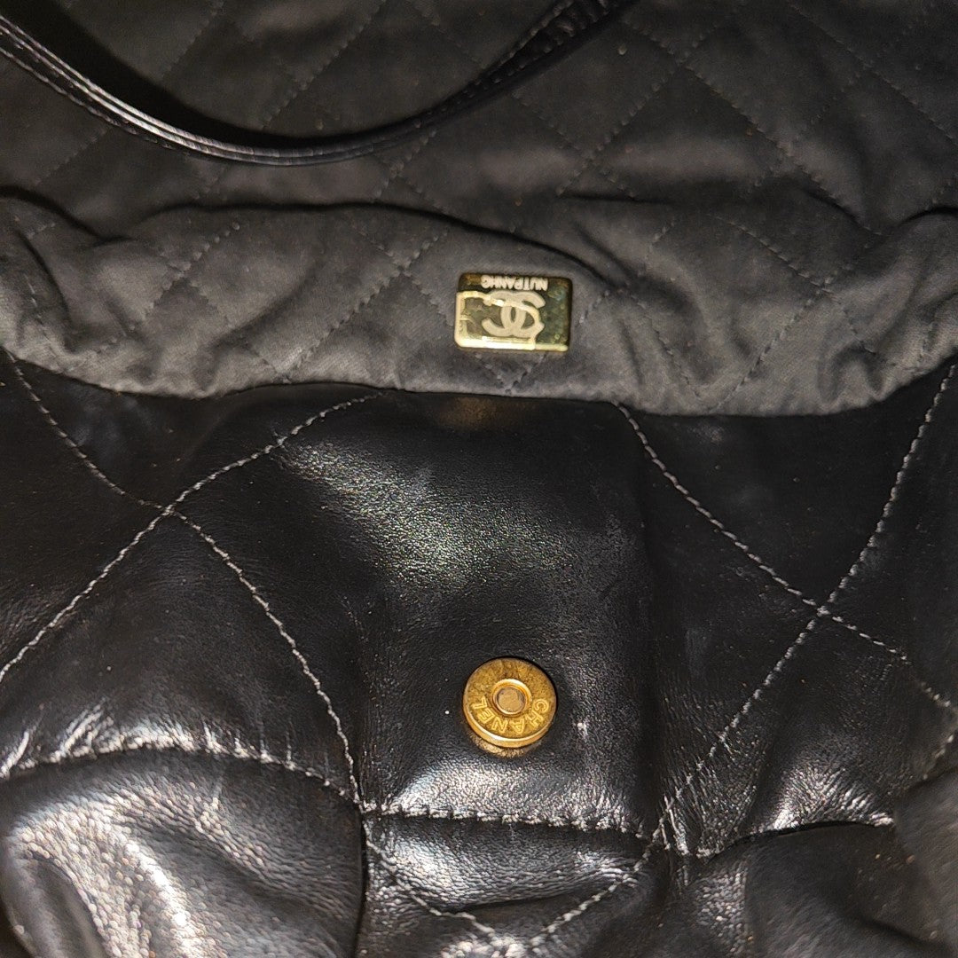 CHANEL 22 Small Quilted Calfskin Black
