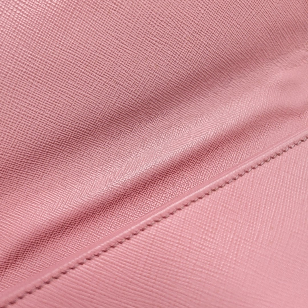 Closure Saffiano Calfskin Pink