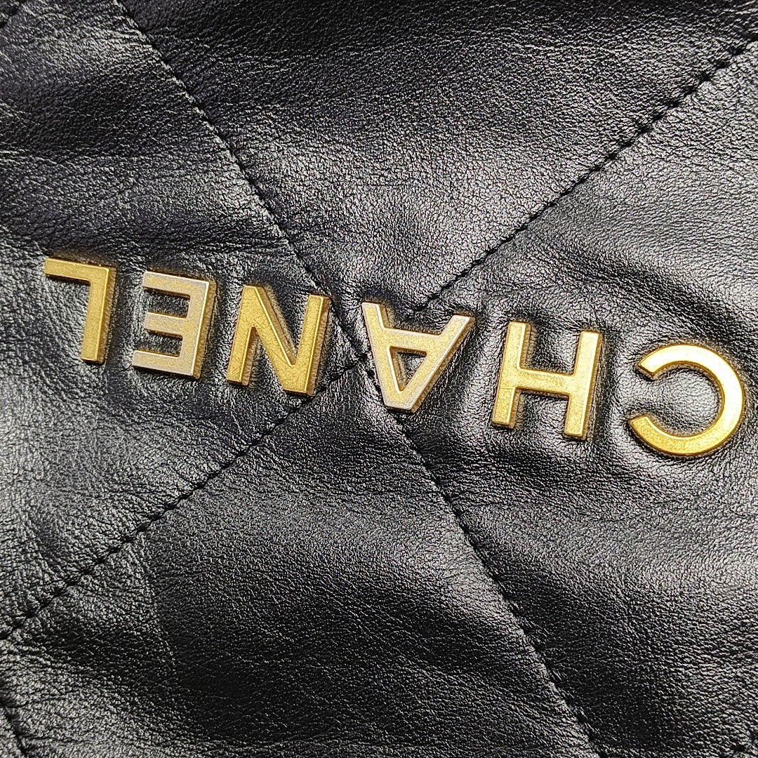CHANEL 22 Medium Quilted Calfskin Black
