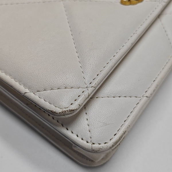 CHANEL 19 Piel de Cordero Acolchada Blanca