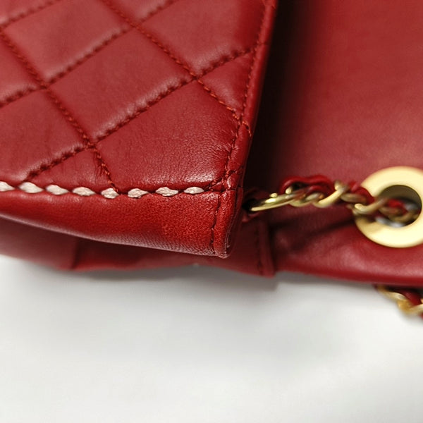 Authenticated pre-owned  CLASSIC FLAP Quilted Lambskin Red - Shoulder Bag at Looply