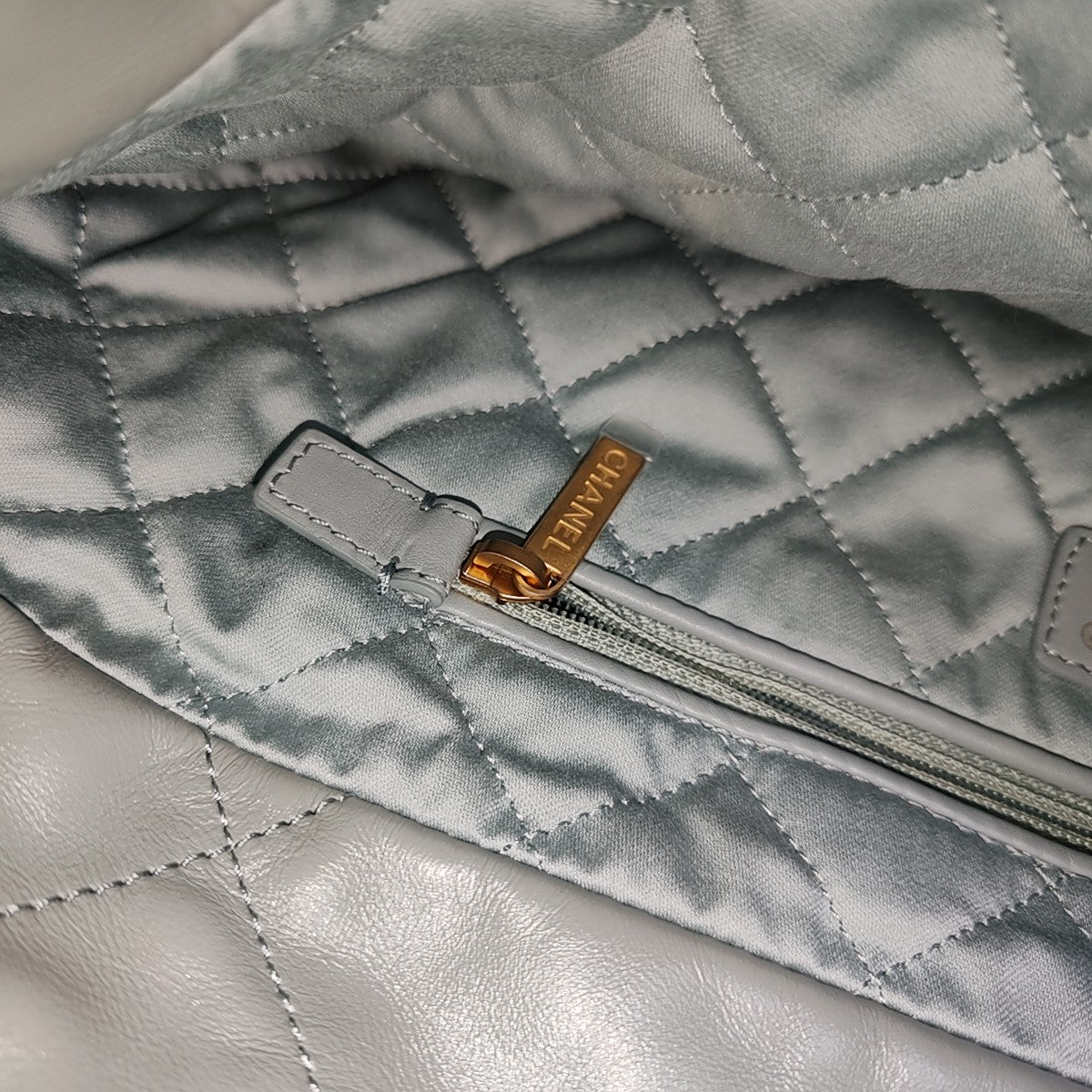 CHANEL 22 Medium Quilted Calfskin Green