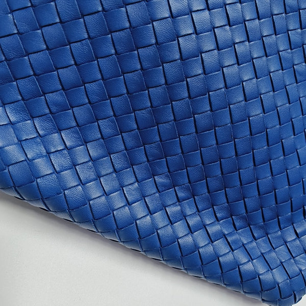 Cesta de piel de cordero azul