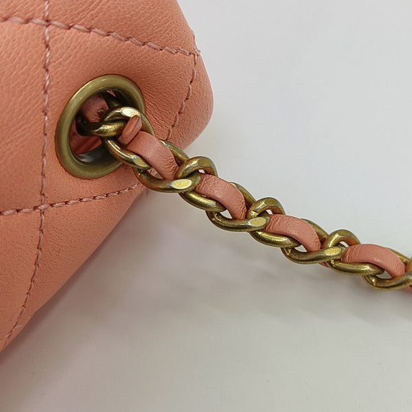 CLÁSICO CON SOLAPA Mini Piel de Cordero Acolchada Rosa