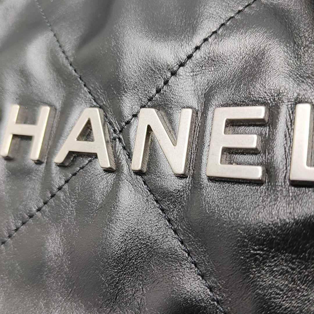 CHANEL 22 Medium Quilted Calfskin Black