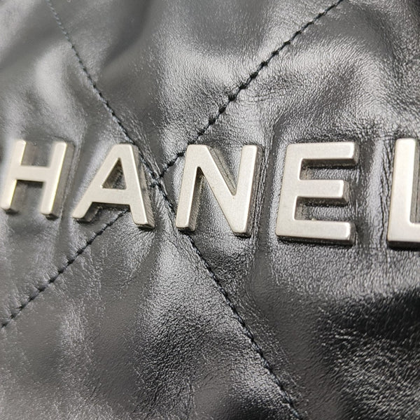 CHANEL 22 Medium Quilted Calfskin Black
