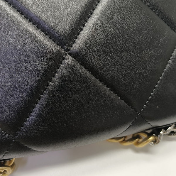 CHANEL 19 WOC Piel de Cordero Acolchada Negra