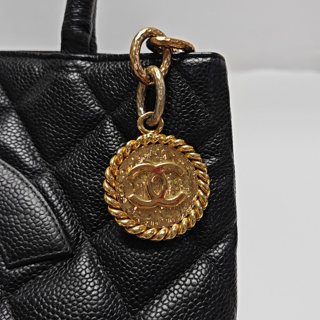 Authenticated pre-owned  MEDALLION Quilted Calfskin Black - Shoulder Bag at Looply