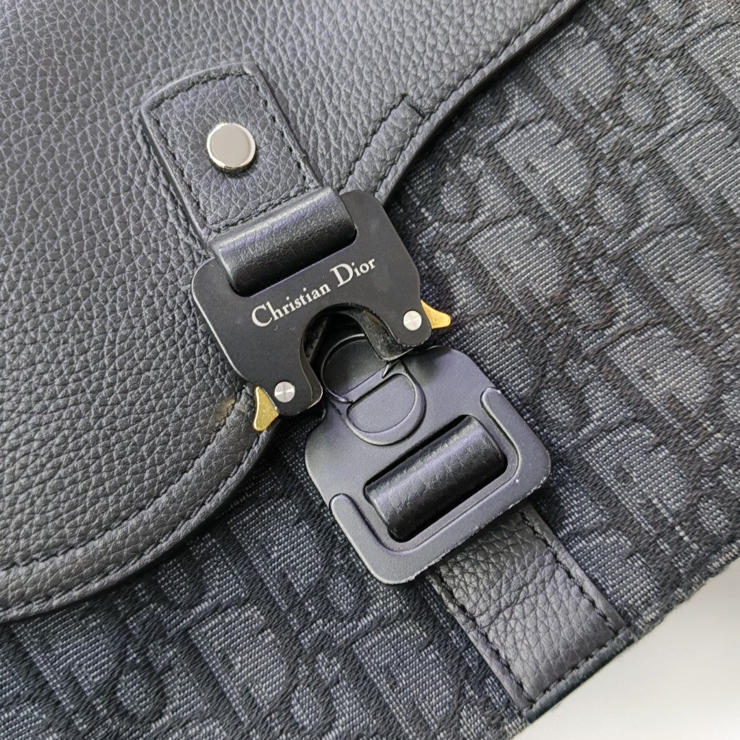 Saddle Small Oblique Canvas Black