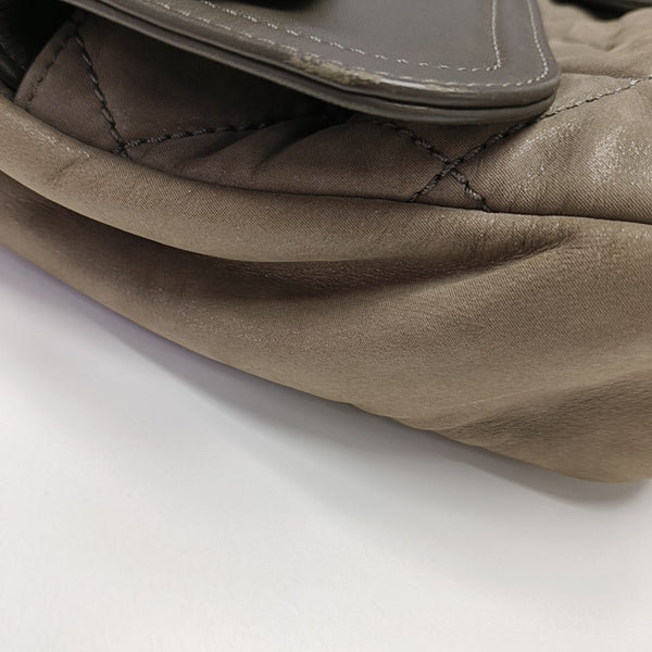 Bolso de Hombro Acolchado de Piel de Becerro Gris