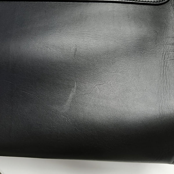 TRAPEZE Medium Calfskin Black