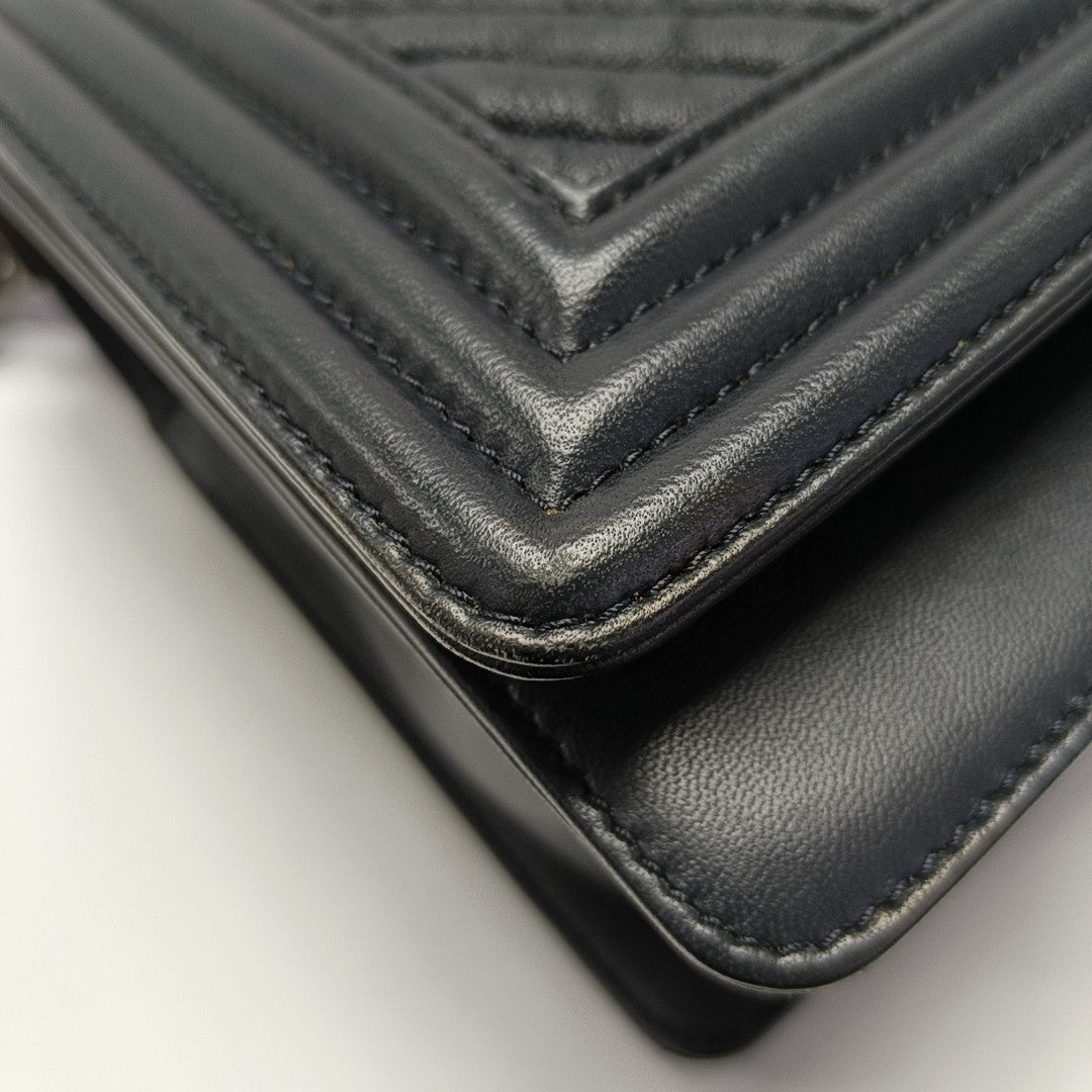 BOY CHANEL Medium Chevron Lambskin Black