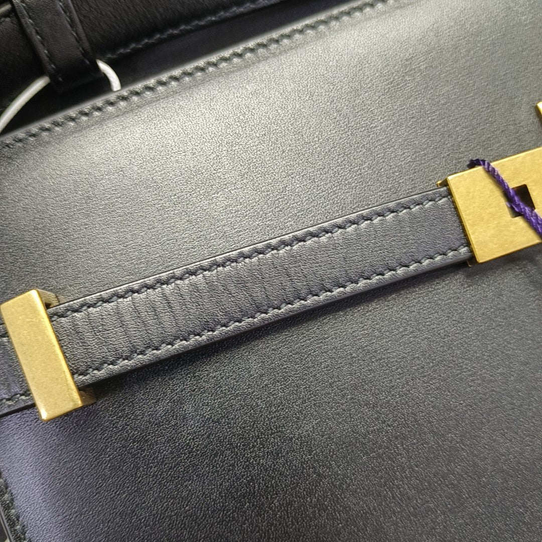 MANHATTAN Medium Calfskin Black